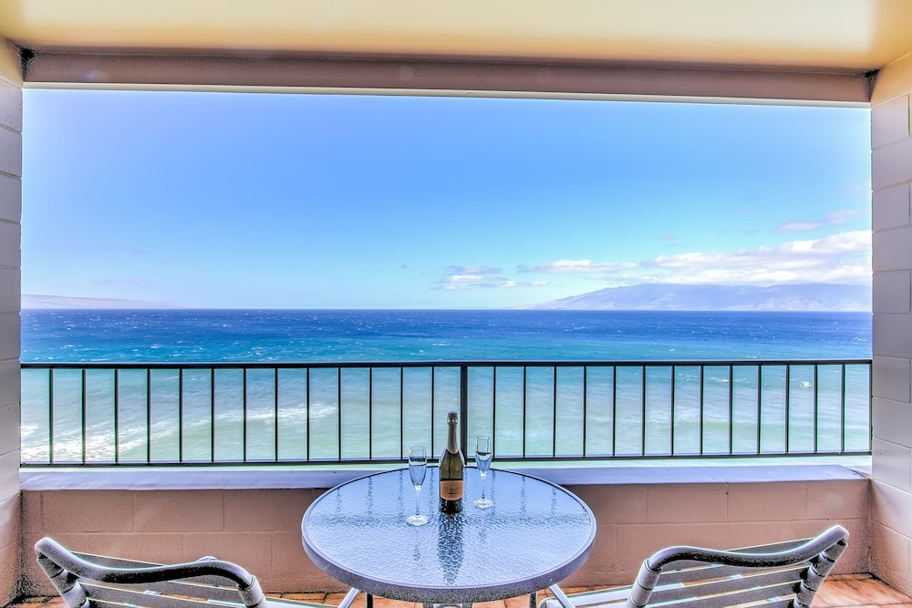 Junior Suite, 1 Queen Bed, Lanai, Oceanfront (Specific Unit May Vary)