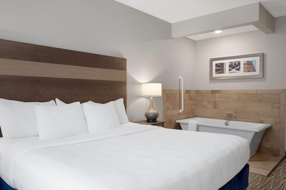 Superior Room, 1 King Bed, Non Smoking photo 3