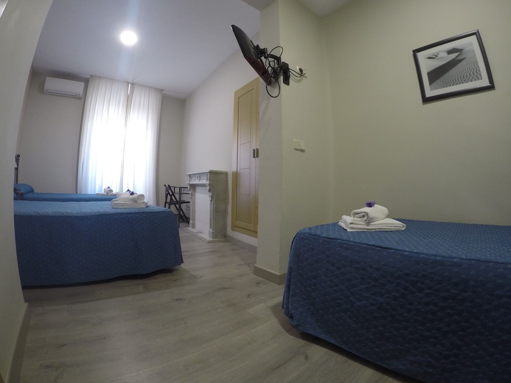 Quadruple Room, Private Bathroom - Photo 12