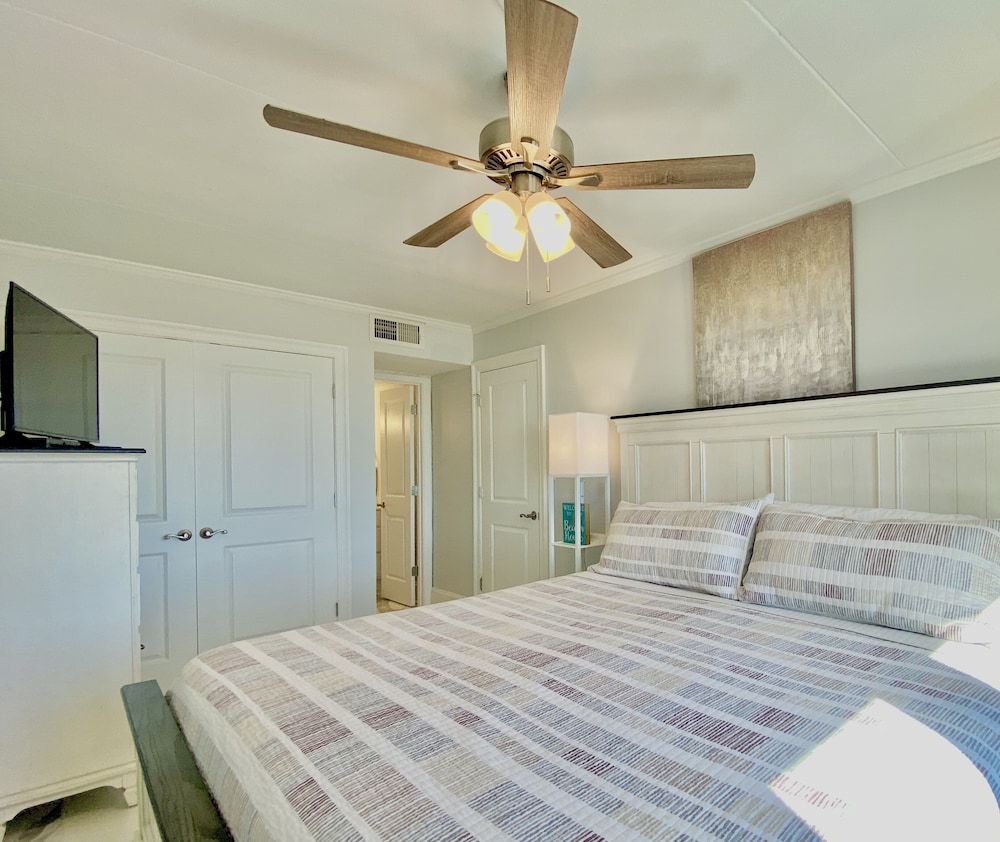 Condo, 2 Bedrooms, Balcony, Beachfront (202) photo 3