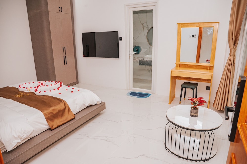 Family Suite - Pool View - Photo 1