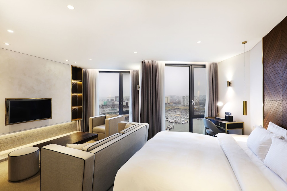 Junior Suite King (Complimentary Pool Access for 2) - Photo 1