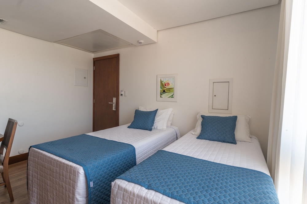 Superior Suite, Jetted Tub thumbnail 5