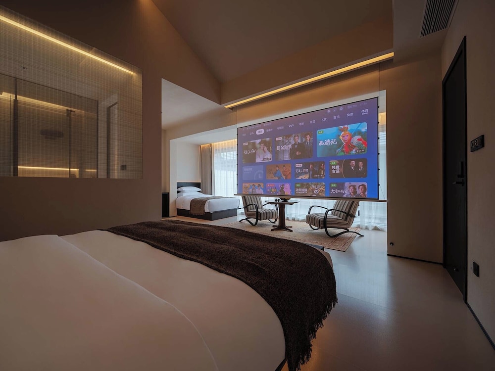 Luxury Suite, Courtyard View