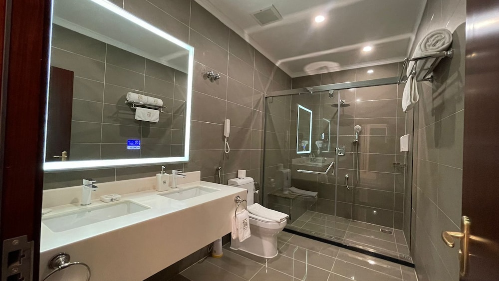 Executive Suite - Photo 2
