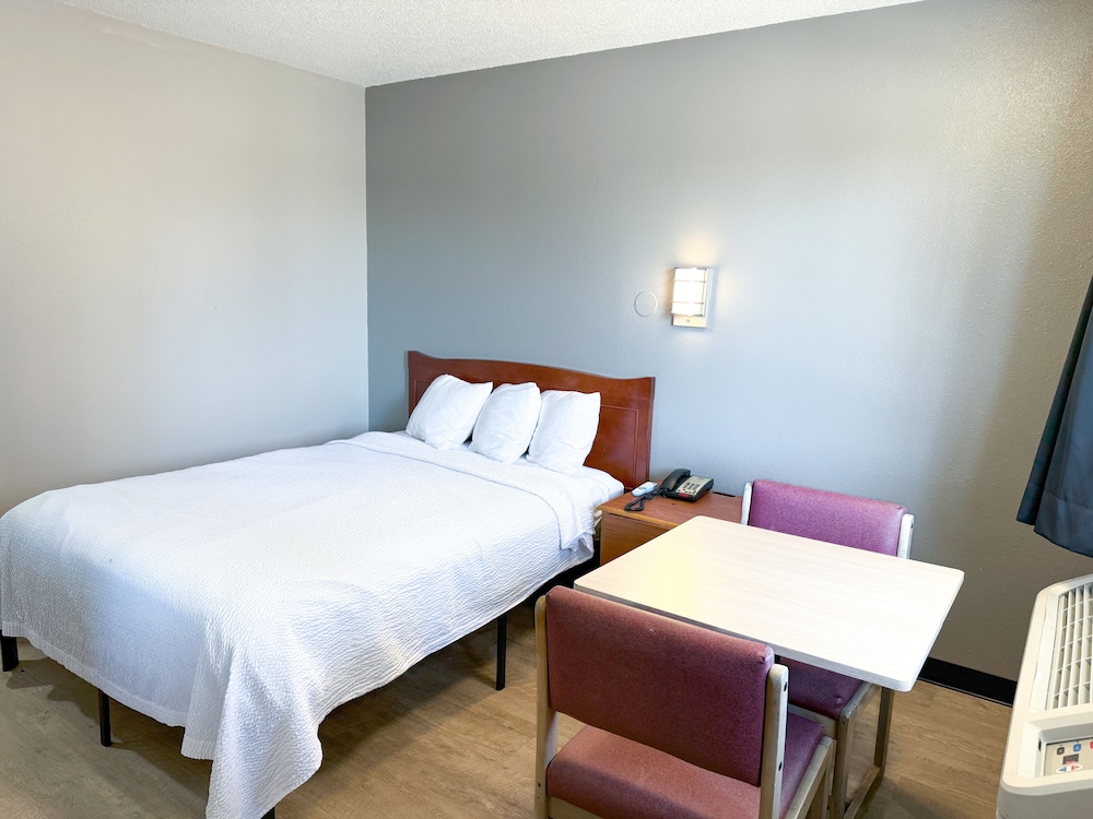 Standard Room, 1 Queen Bed, Smoking photo 1