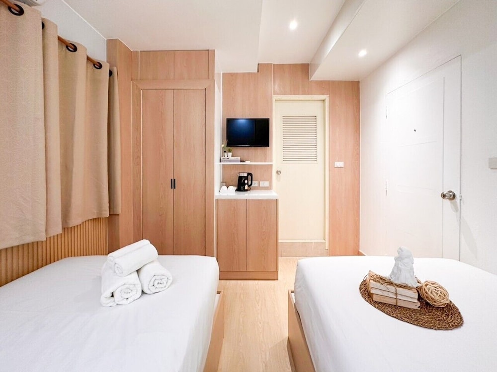 Superior Twin Room, Non Smoking, City View photo 3