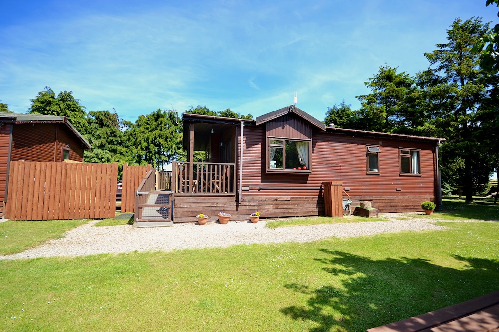 Superior Chalet, 2 Bedrooms, Hot Tub photo 1