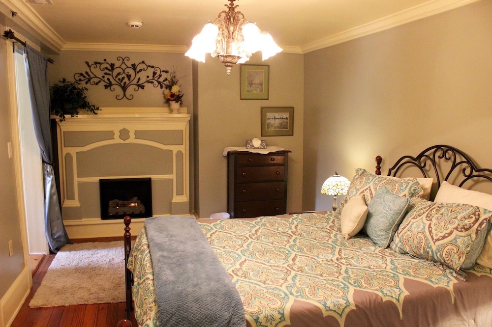 Stained Glass Queen Suite photo 1