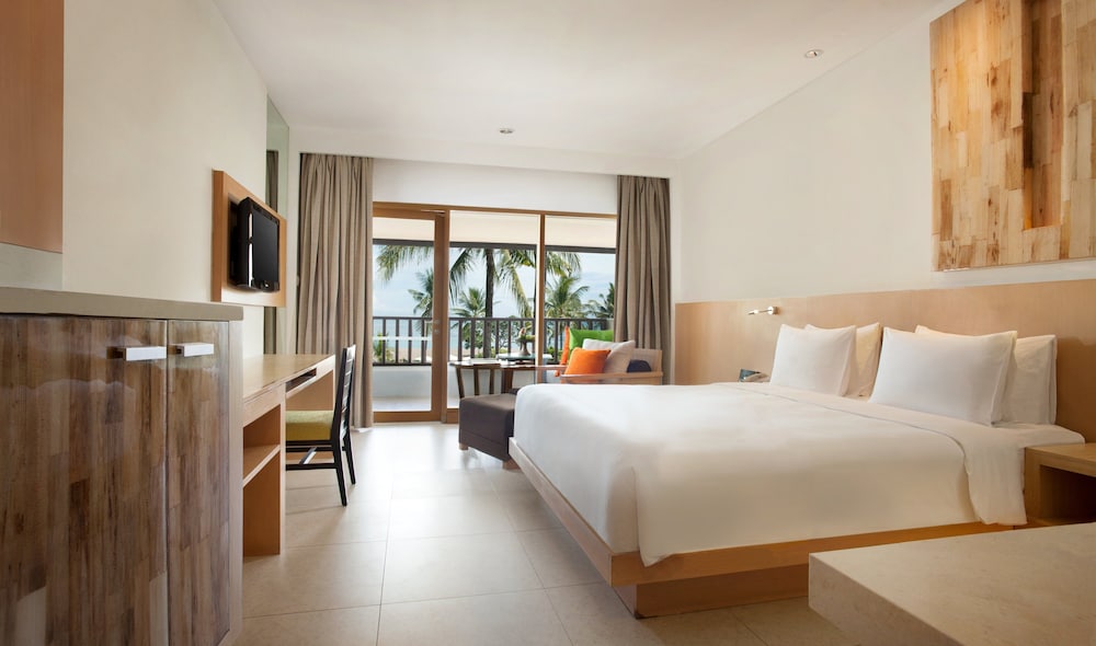 Premium Room, 1 King Bed, Accessible Bathtub, Garden View (Bathtub) - Photo 4