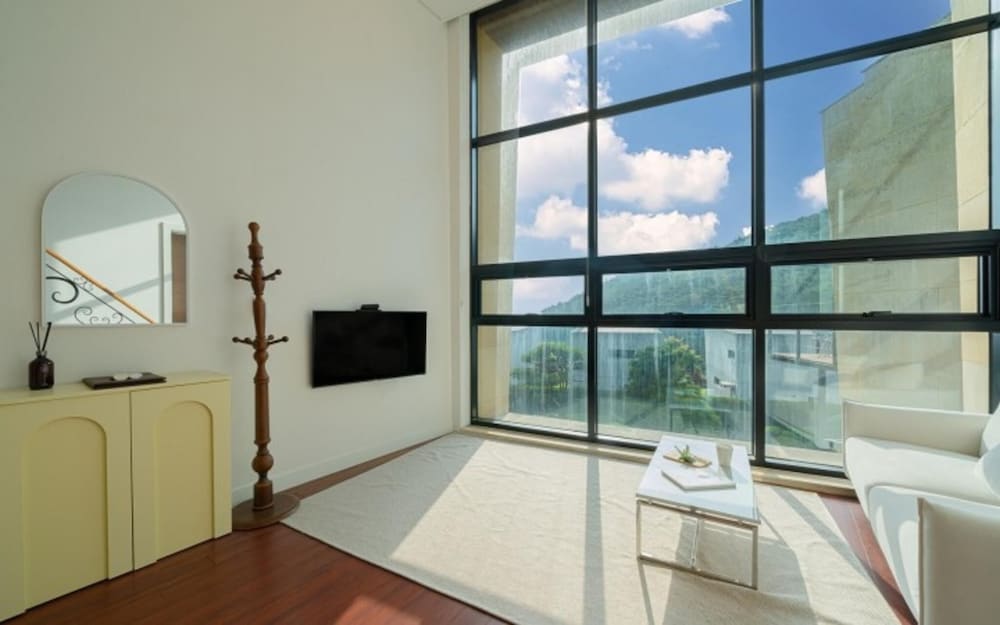 Room (B104 (whirlpool bathtub))