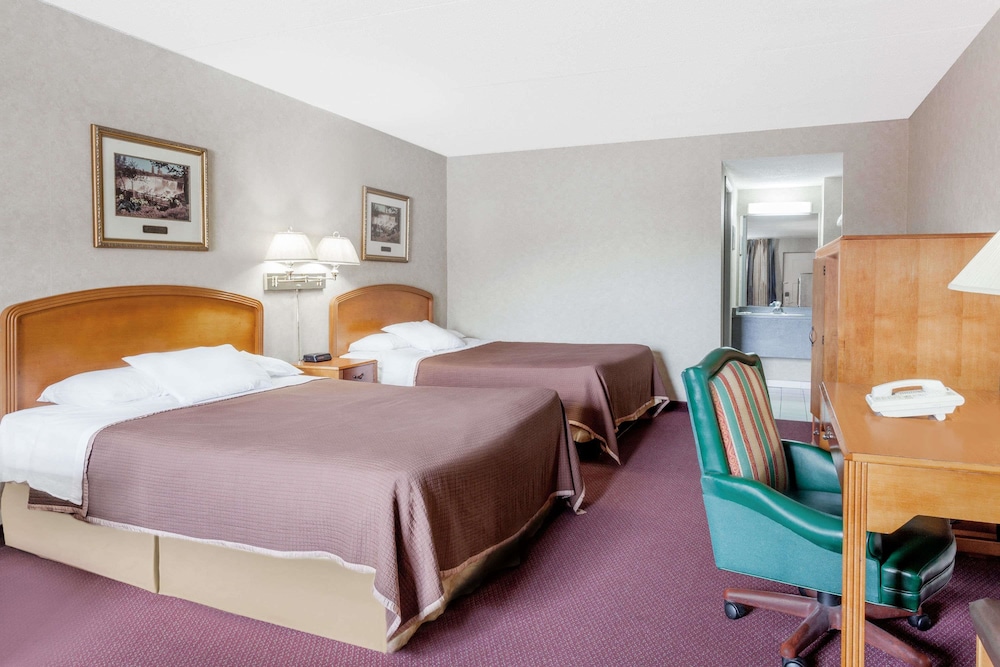 Family Room, 2 Queen Beds, Non Smoking - Photo 3