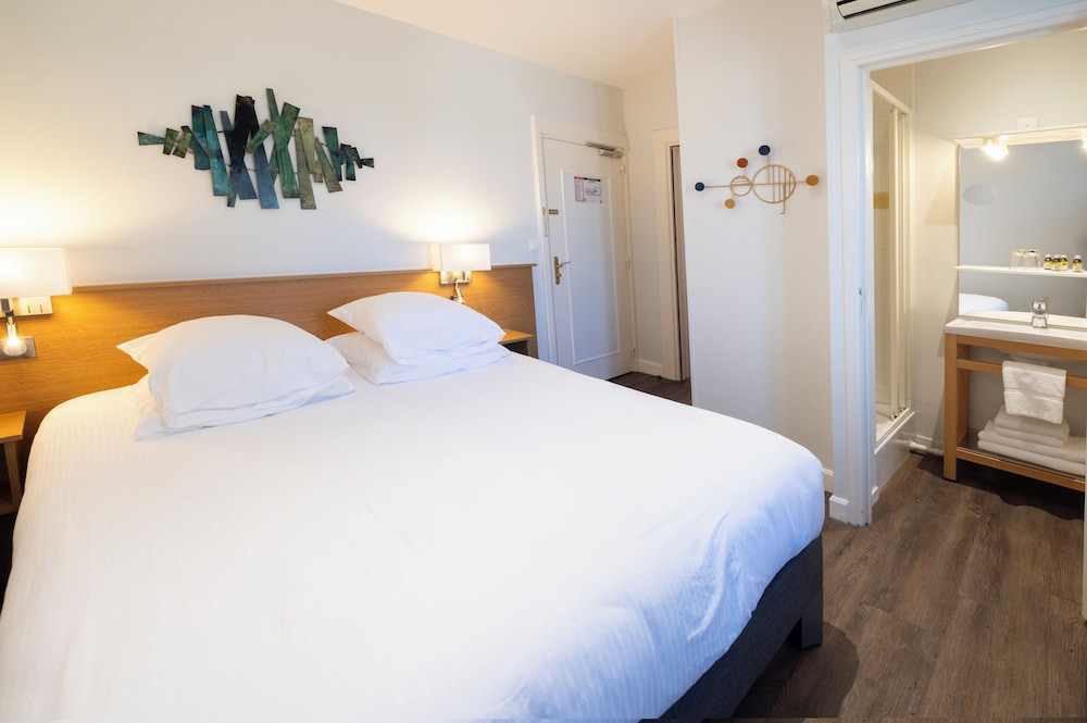 Standard Triple Room, City View