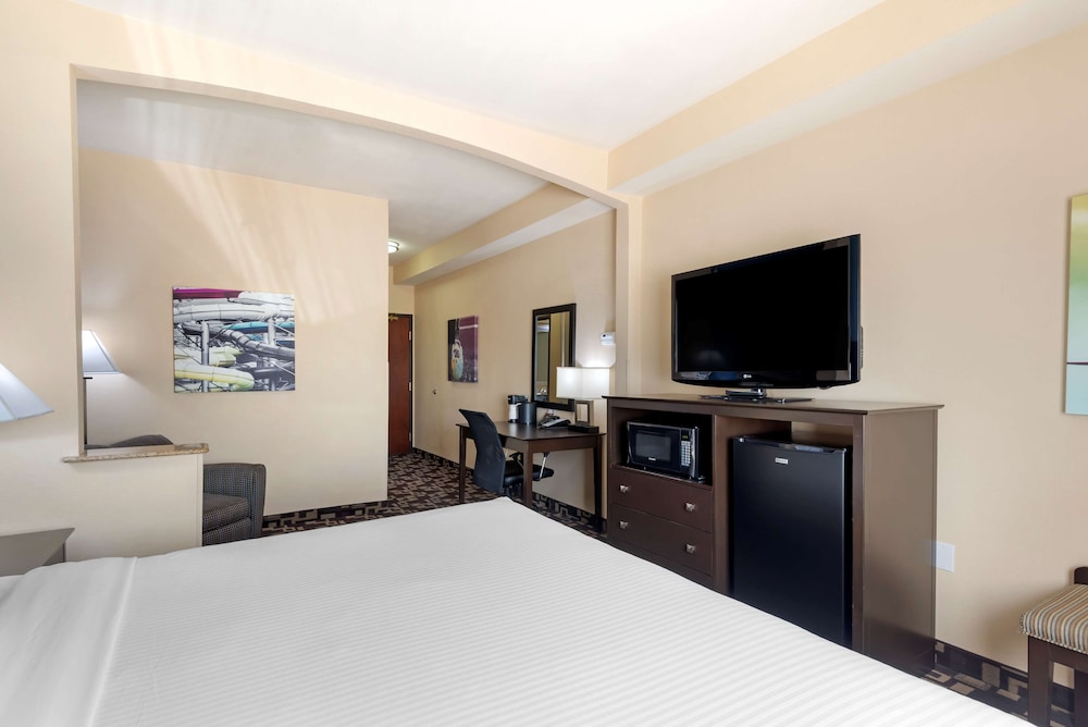 Executive Room, 1 King Bed With Sofa Bed, Non Smoking, Refrigerator & Microwave (With Sofabed) - Photo 1
