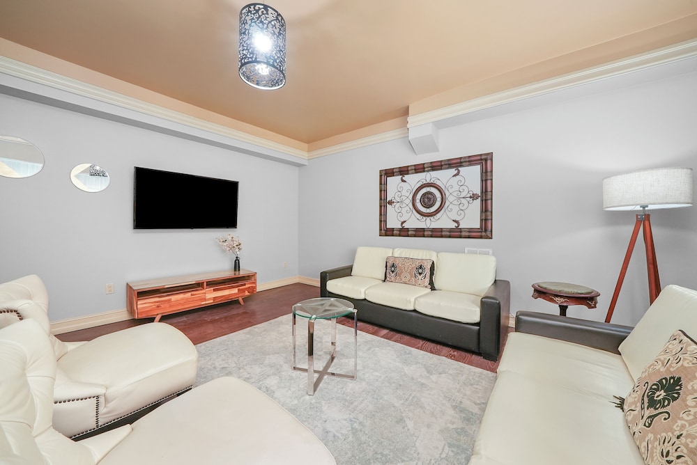 Deluxe One Bedroom King Suite - Photo 6