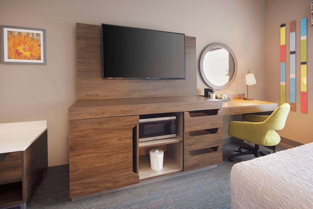Room, 1 King Bed, Accessible, Bathtub (Mobility & Hearing) - Photo 1