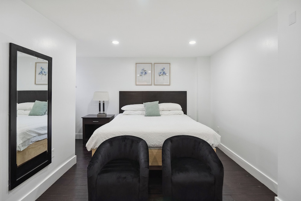 Elite Studio, 1 King Bed, Non Smoking, Private Bathroom