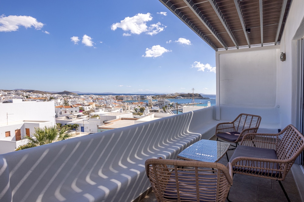 Deluxe Suite with Panoramic Sea View - Photo 15
