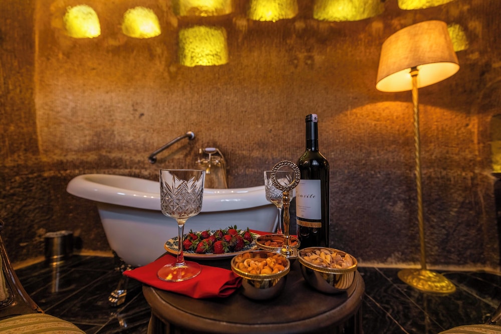 Junior Suite, 1 Double Bed (Cave, Bathtub) photo 3