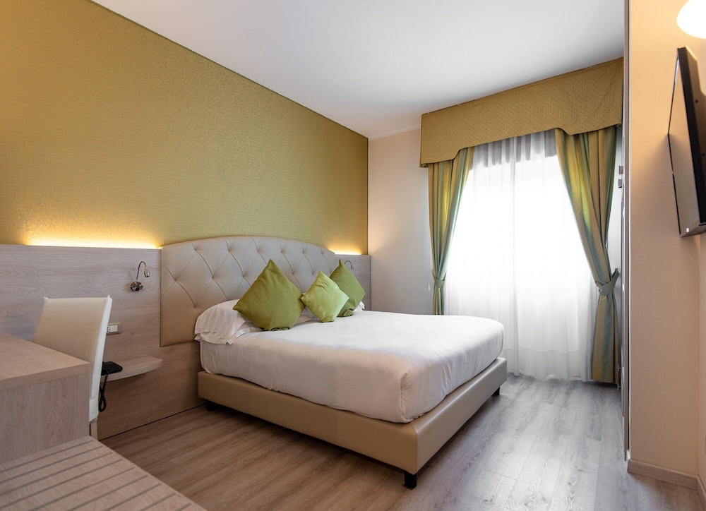 Suite - Photo 1