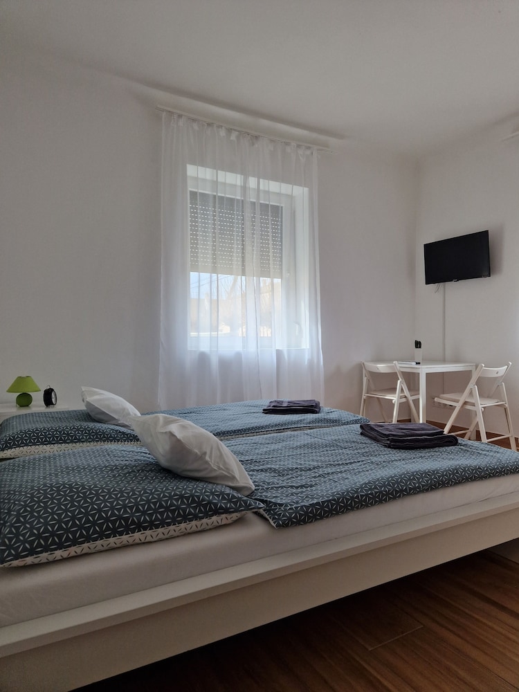Classic Studio, 2 Twin Beds photo 3