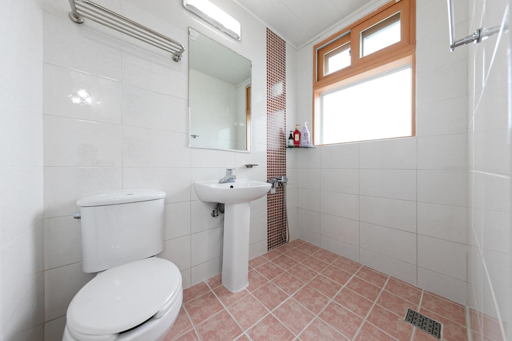 Basic Room, 1 Bedroom (Panji 302(Ocean View)) - Photo 6