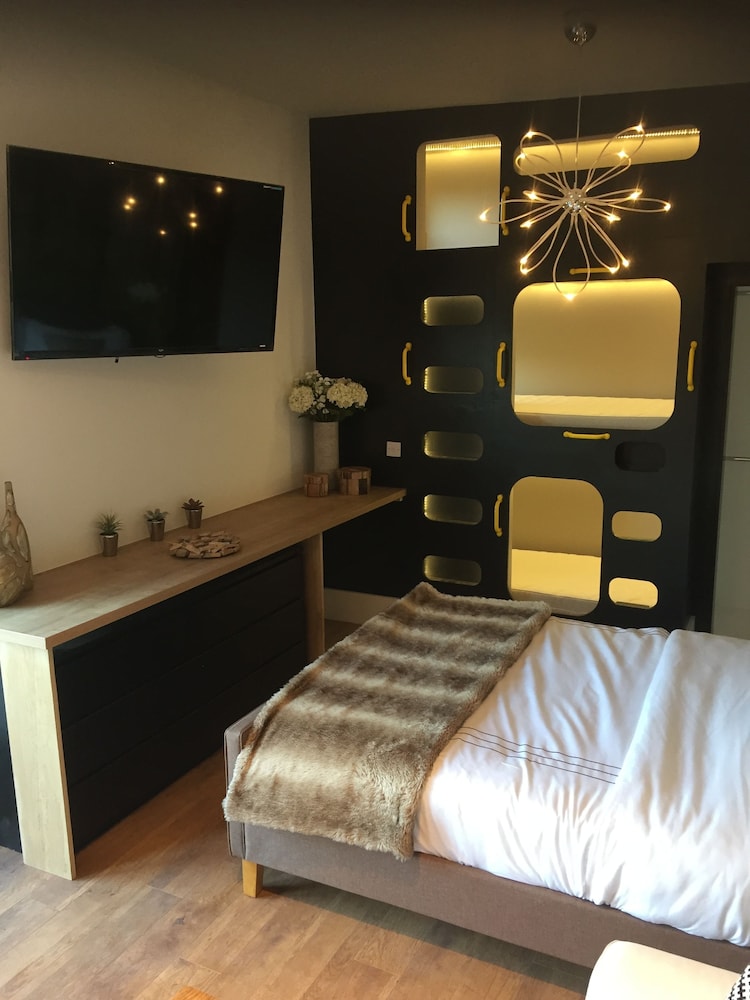 Deluxe Studio (Studio West)