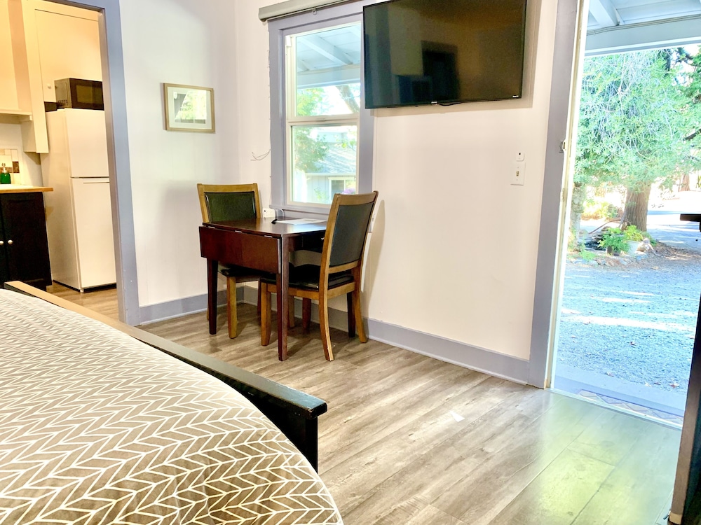 Deluxe Studio Suite, 1 King Bed, Kitchen, Ground Floor photo 2