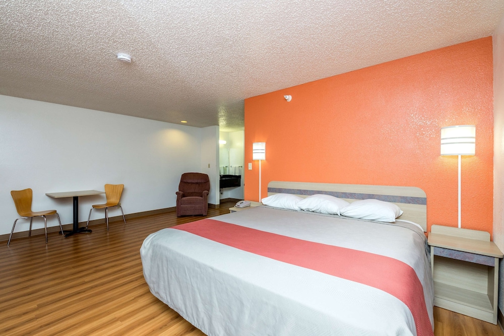 Standard Suite, 1 King Bed, Accessible, Smoking photo 3