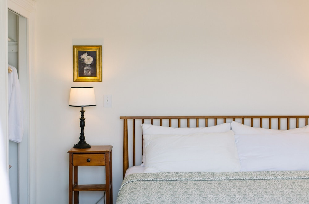 Deluxe Room, 1 King Bed, Fireplace, Harbor View photo 2