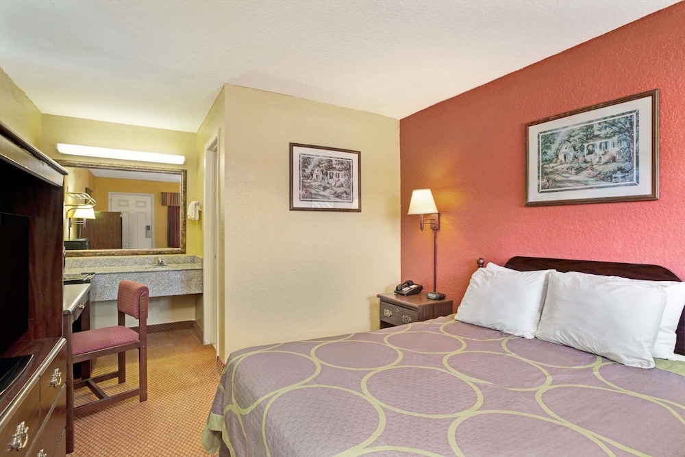 Standard Room, 1 King Bed photo 3