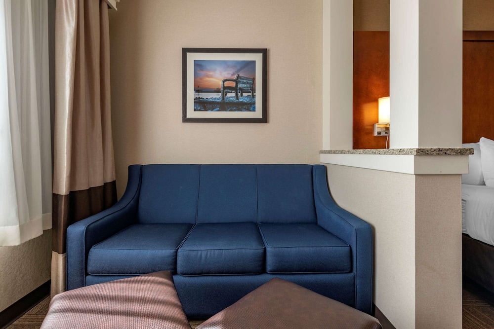 Lakeview Accessible Ground Floor Deluxe Suite photo 2