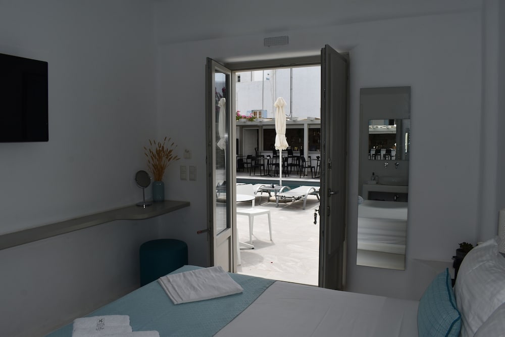 Deluxe Room, Patio, Pool View