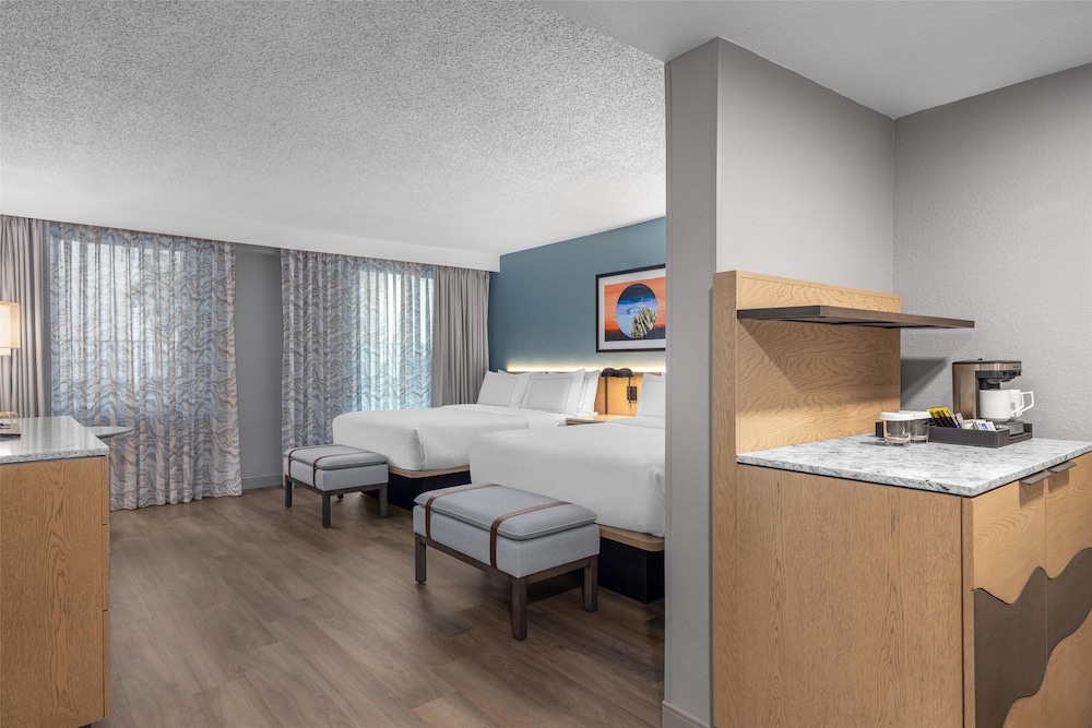 Room, 2 Queen Beds, Accessible (Mobility & Hearing, Roll-In Shower) - Photo 2
