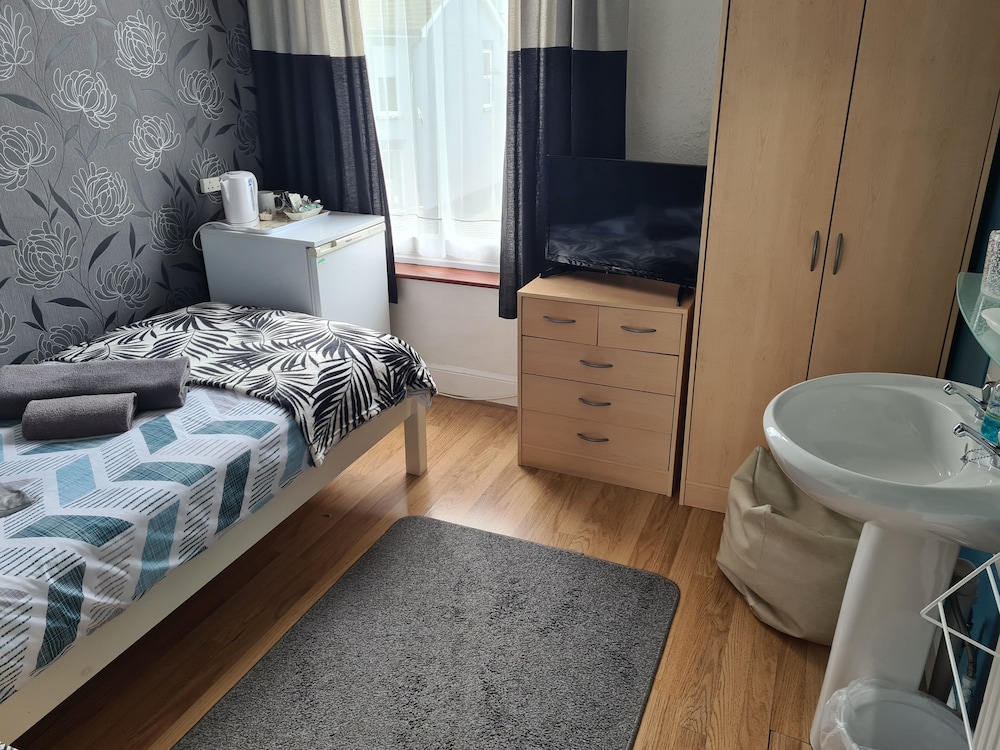 Basic Twin Room, Ensuite photo 1