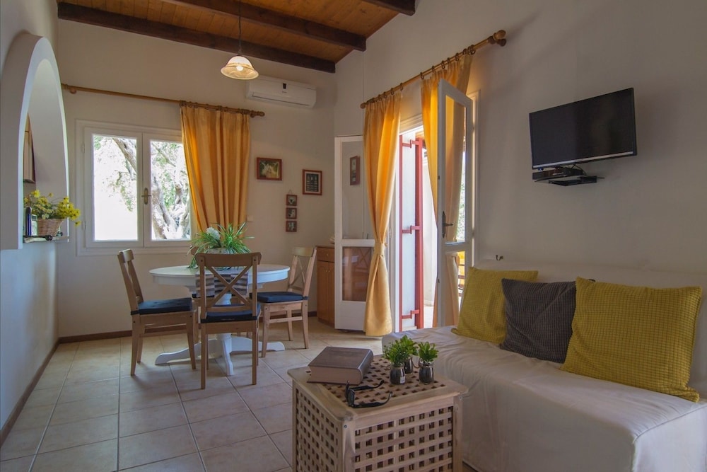 Deluxe Studio Suite (Thalassa A) photo 2