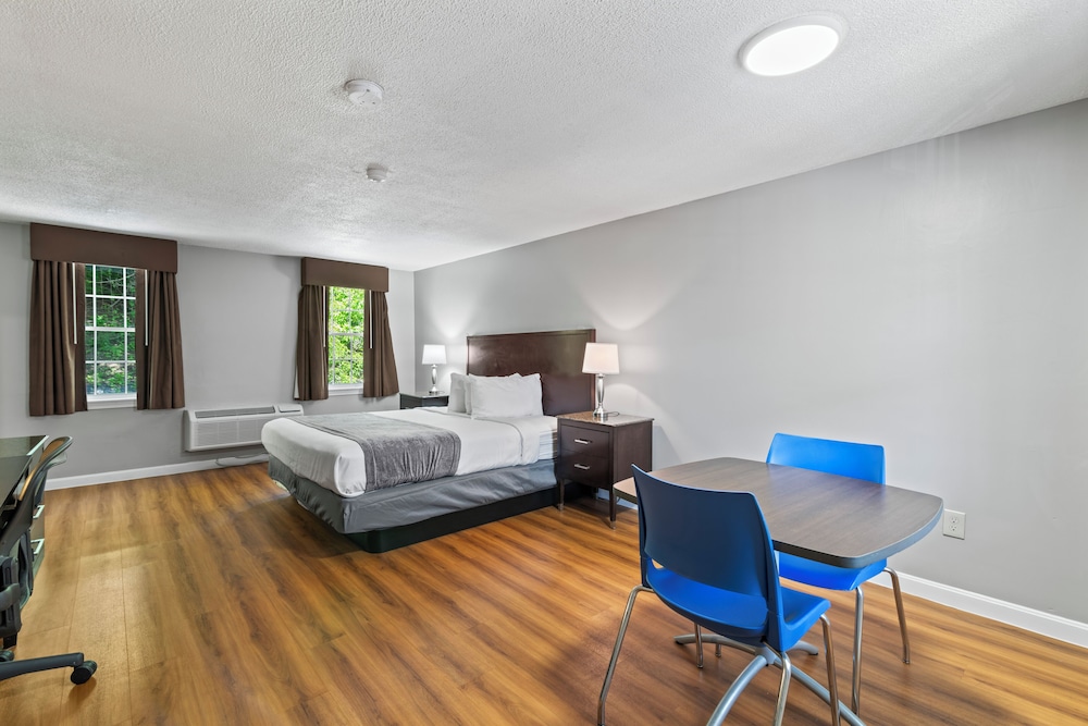 Basic Room, 1 King Bed - Photo 3