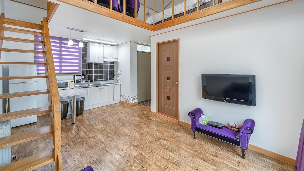 Basic Room, 1 Bedroom (Red (Pet/River View)) - Photo 3