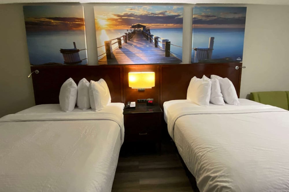 Room, 2 Queen Beds, Smoking (Exterior Corridor) - Photo 1