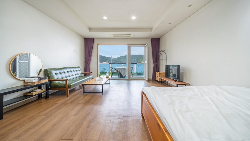 Basic Room, 1 Bedroom (102 (Oceanview)) - Photo 1