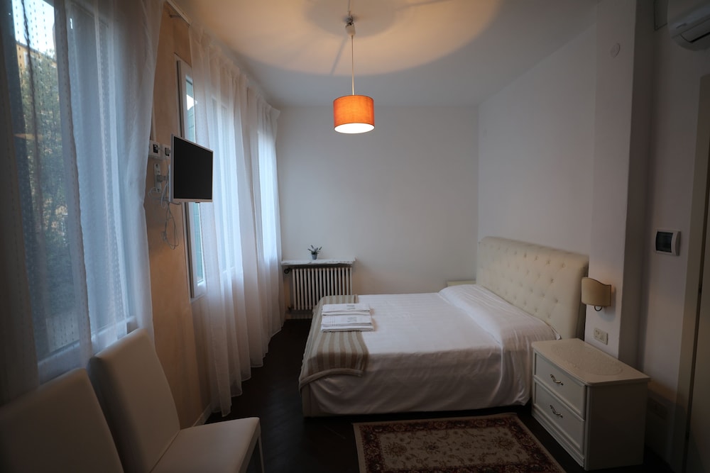 Double Room, 1 Queen Bed, Private Bathroom photo 1