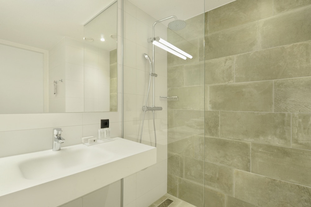 Comfort Twin Room, 1 Bedroom, Non Smoking, Bathtub photo 2