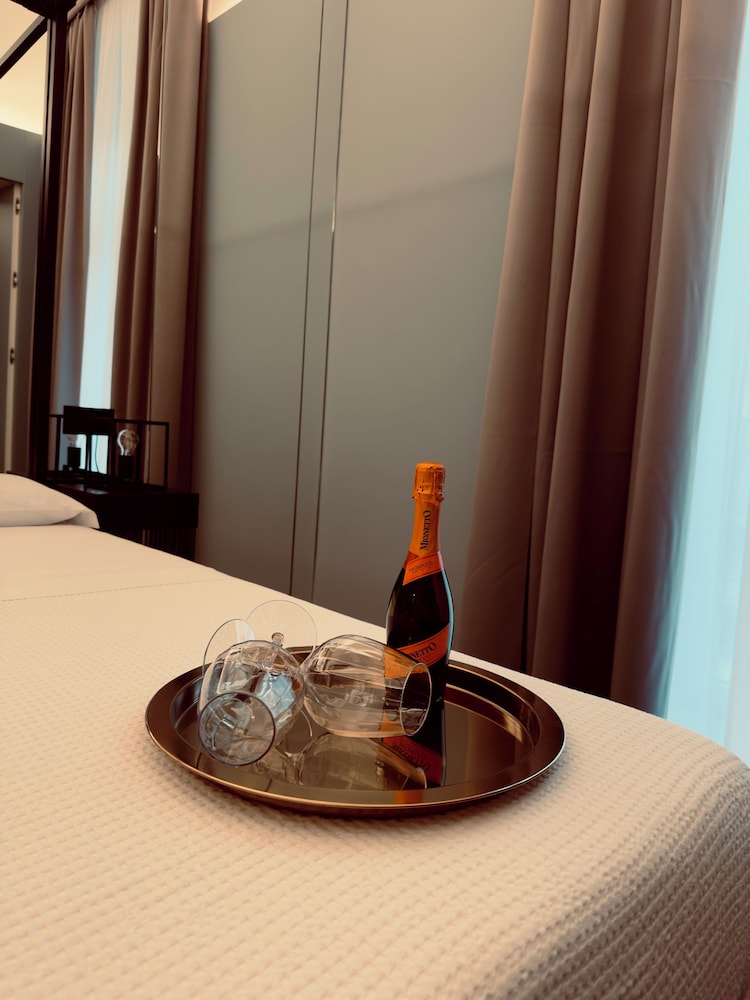 Deluxe Suite, City View