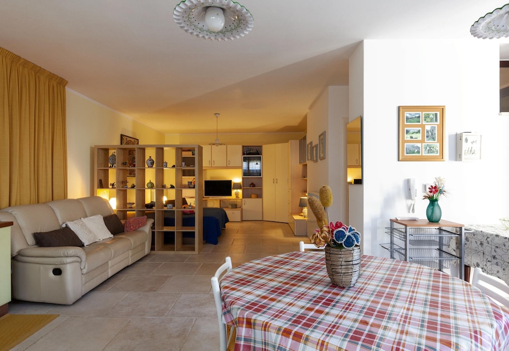 Family Apartment, 1 Bedroom (Sunny House Mono With Pool) photo 3