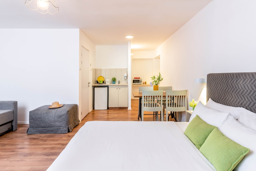 Large Family Studio - Photo 2