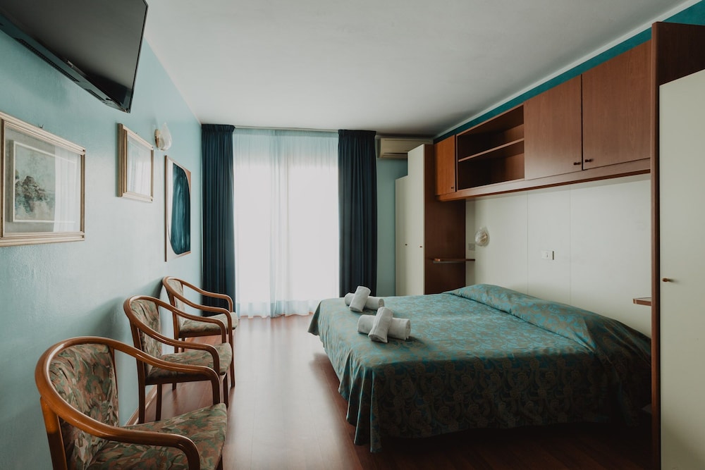 Quadruple Room - Photo 8