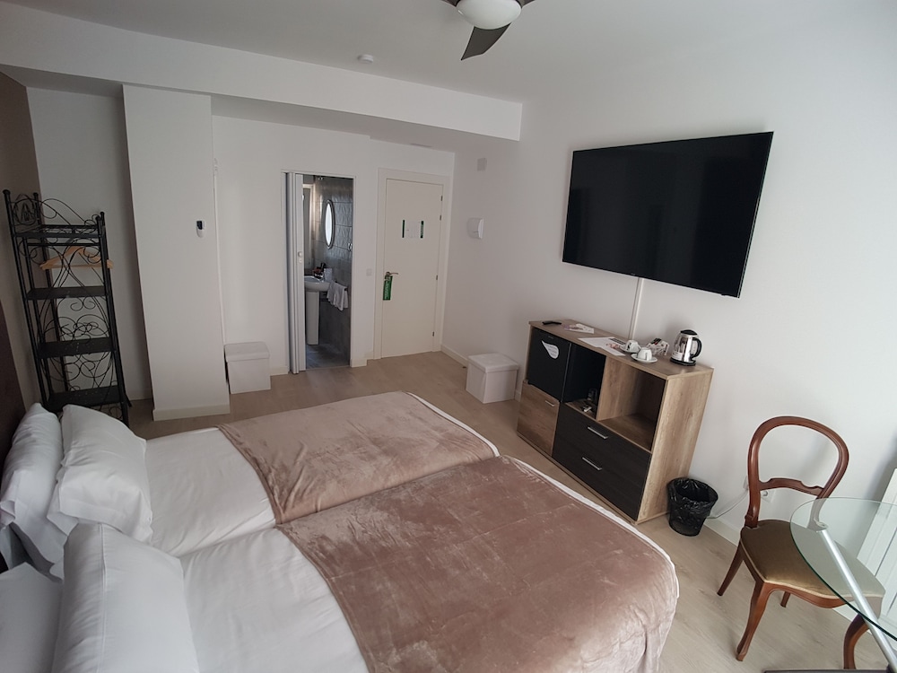 Deluxe Double Room, 1 King Bed photo 3