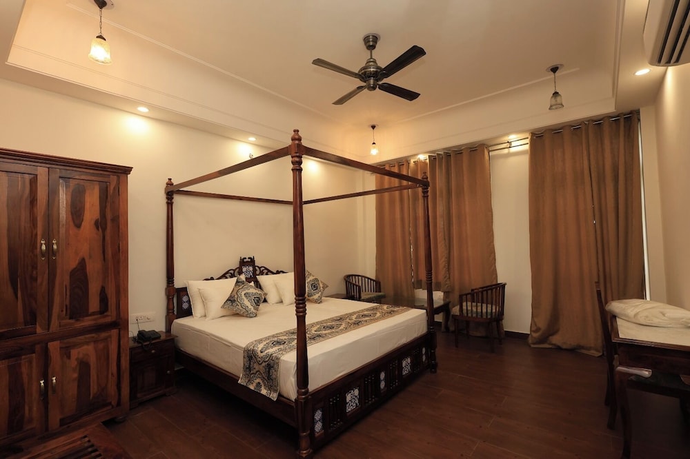 Grand Room, 1 King Bed, Balcony, Garden View