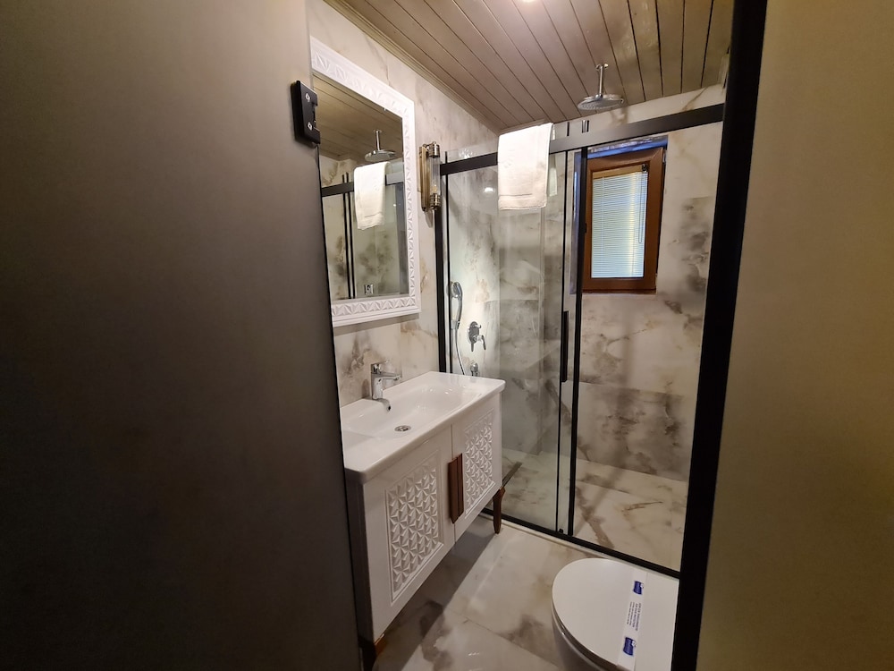 Deluxe Room, 1 Queen Bed, Garden View photo 2