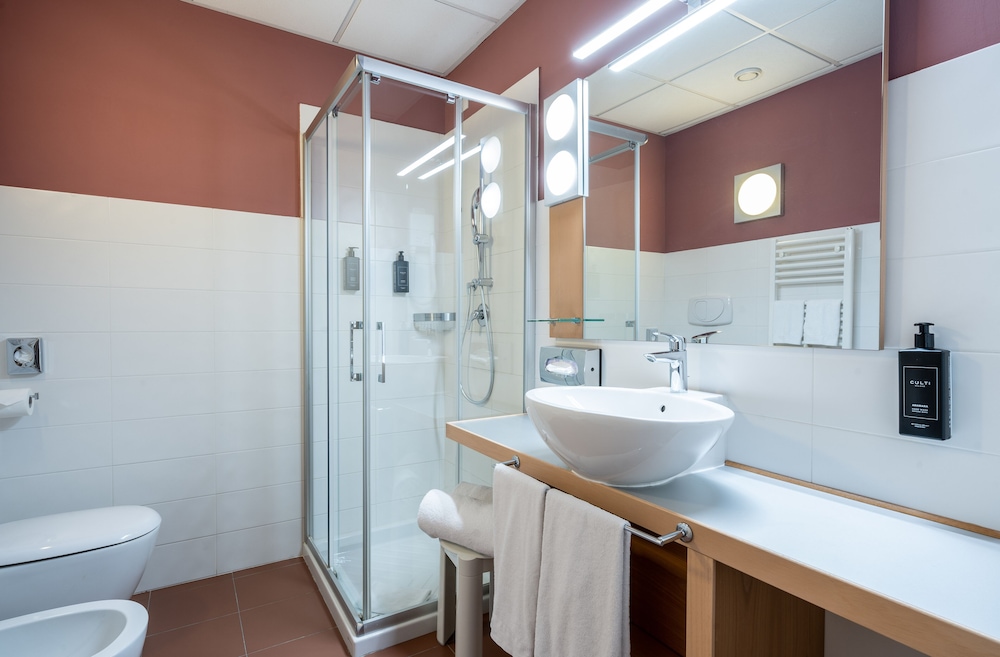 Standard Double Room - Photo 12